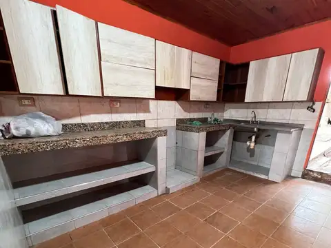 Casa 3 dormitorios con dpto de 1 dormitorio a metros de asfalto