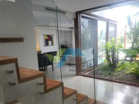 Casa en Venta con 4 cocheras