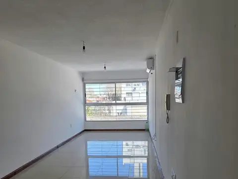 Alquiler monoambiente Pocitos frente a Mvd Shopp