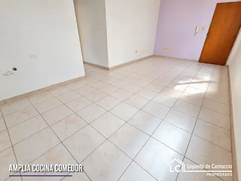 DEPARTAMENTO 2 AMBIENTES EN ALQUILER EN SAN JUSTO CENTRO. EN 2º PISO Y AL FRENTE. CON ASCENSOR Y BALCÓN.