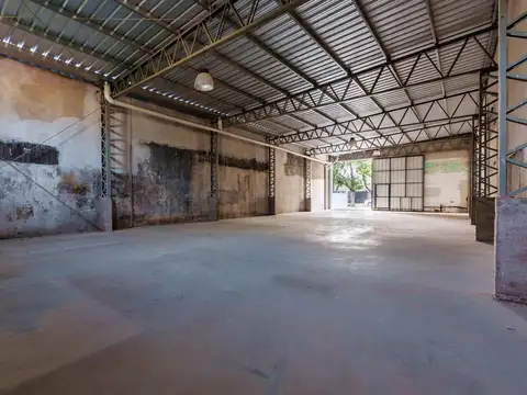Galpón mas local comercial en alquier en  perez multiple usos amplio exelente