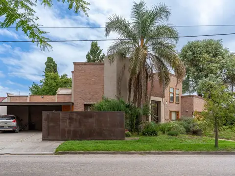 Casa 7 ambientes con 2 baños