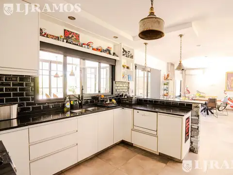 Casa 5 ambientes con 5 baños