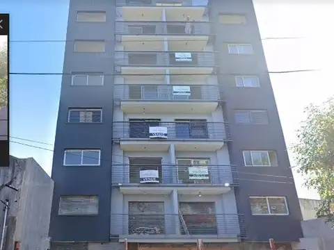 **IMPECABLE DEPARTAMENTO DE 2 AMBIENTES 1º PISO AL FRENTE CON BALCON Y REJA** APTO PROFESIONAL