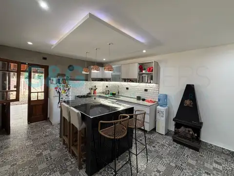 Casa en Alquiler con 3 cocheras