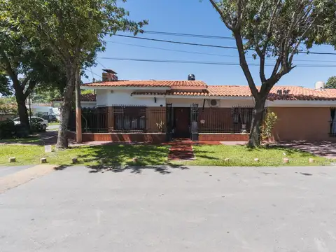 Casa en venta 3 dormitorios más comodín y cochera - Granadero Baigorria. APTO CRÉDITO.