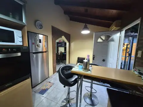Pasillo único en venta barrio Azcuénaga  , impecable , proyección de ampliación