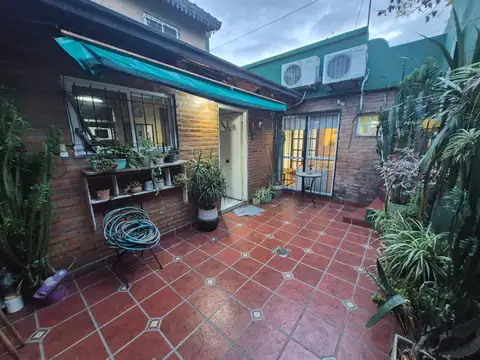 Pasillo único en venta barrio Azcuénaga  , impecable , proyección de ampliación