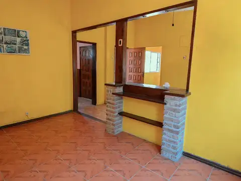 Casa 6 ambientes con 2 baños
