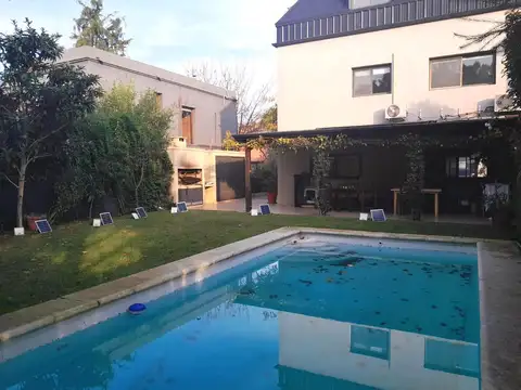 Casa en  venta - 5 dormitorios - pileta -  jardin