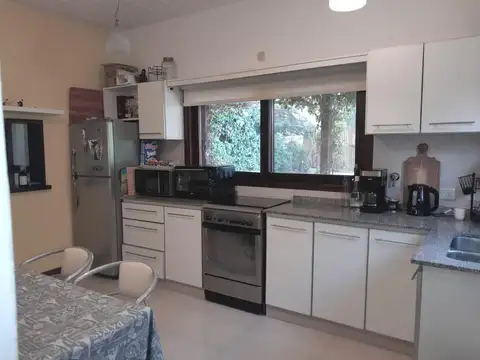 Casa en  venta - 5 dormitorios - pileta -  jardin