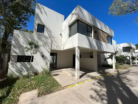 Casa 4 ambientes en condominio en Barrio Parque Leloir