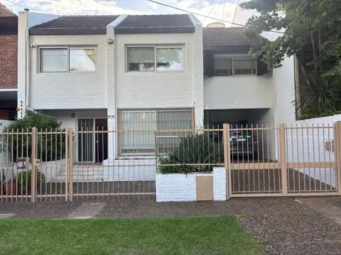 Casa en alquiler 4 amb! Con Jardin y pileta. 