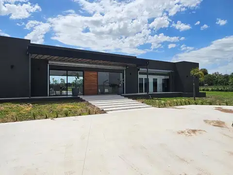 Chacra de 1 ha. con Casa y Pileta en Altamira