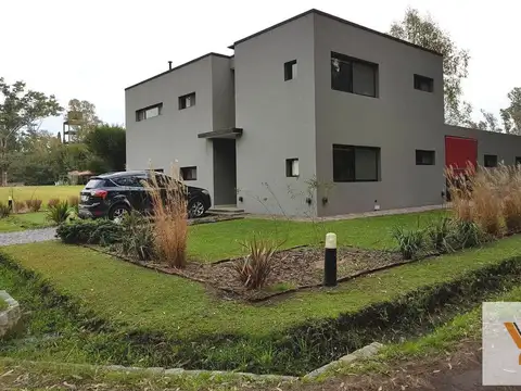 Casa en venta - 3 dormitorios 3 baños - 227mts2 - La Arbolada