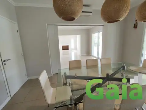 Casa en Venta con 4 cocheras