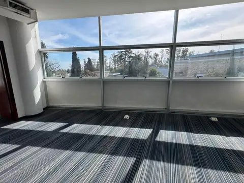 Alquiler de Oficina 288m2 de 10 ambientes con cocina y baños propios en Paseo Champagnat, Pilar