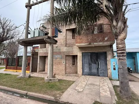 VENTA CASA 3 DORMITORIOS Y PATIO  EN B. FAVALORO