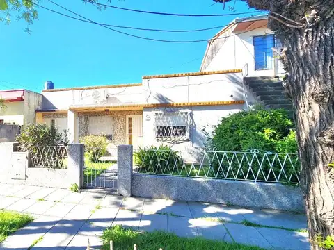 Casa - Venta - Argentina, Tres de Febrero - ALDO DELLA ROSA 5800