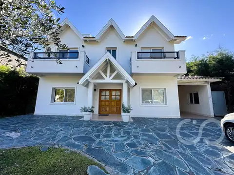 Casa 6 ambientes con 4 baños