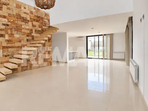 Casa 7 ambientes con 2 baños