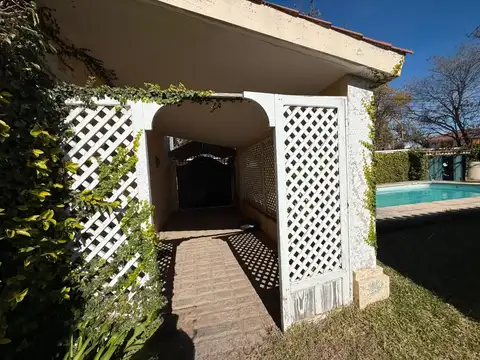 Casa 8 ambientes con 4 baños