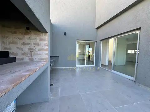 Casa 4 ambientes con 3 baños