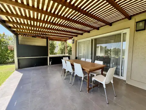 Casa en Alquiler Temporal con 3 cocheras