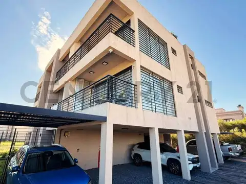 2 AMBIENTES CON PARRILLA + ESPACIO GUARDA COCHE
