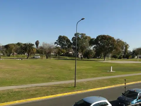 2 AMBIENTES CON PARRILLA + ESPACIO GUARDA COCHE
