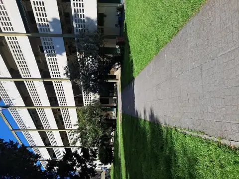 DEPARTAMENTO 3 AMBIENTES - ALQUILER- EDIFICIO DE 3 PISOS- CON JARDINES Y REJA PERIMERAL