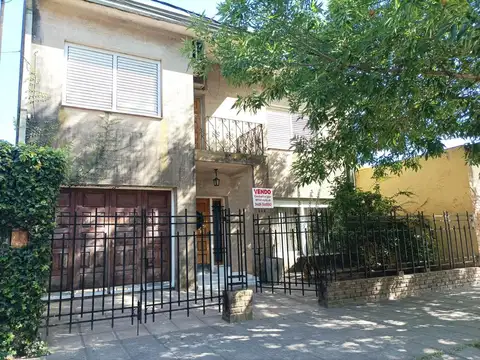 Venta Casa 2 Pisos.Amplio Terreno.Pileta.Parque.Comodidades.