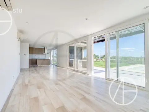 Casa en Alquiler con 2 cocheras