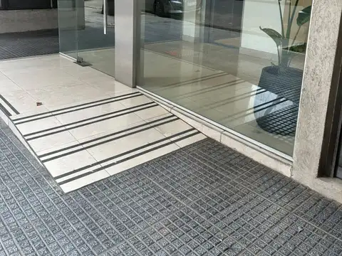 Amplio Semi piso 2 amb. al frente con doble balcón y Cochera Fija en Las Cañitas