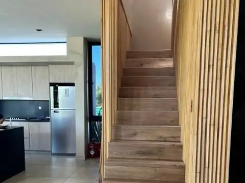 Casa en Alquiler con 4 cocheras