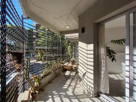 Departamento de un ambiente. Monoambiente al frente con balcón — Villa Urquiza