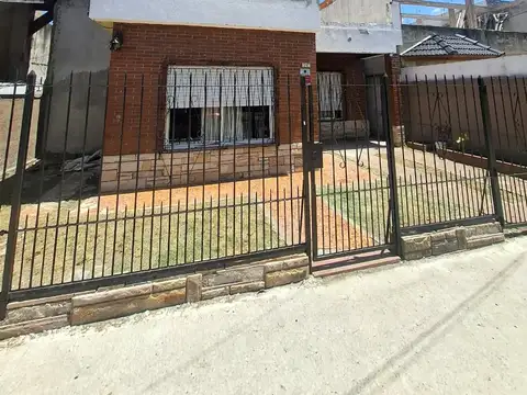 Casa 4 ambientes con pileta en venta en Moron