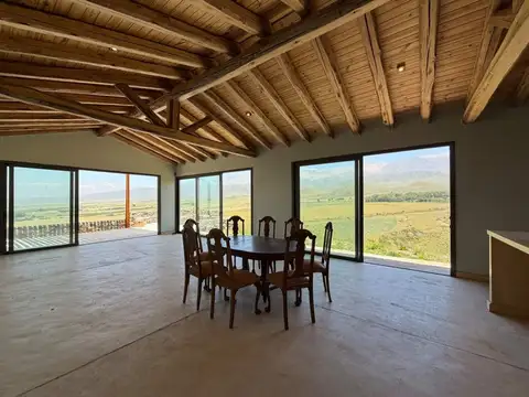 Casa 5 ambientes con 4 baños