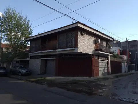 VENTA DE CHALET 5 AMB.CON QUINCHO, FONDO Y GARAGE 