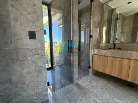 Casa 5 ambientes con 5 baños