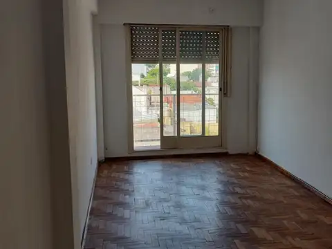 Departamento de 3 Ambientes al Frte. con Balcón
