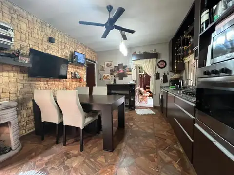 Casa 6 ambientes con 2 baños