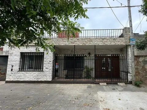 Venta casa tres dormitorios con pileta barrio Industrial ,Rosario