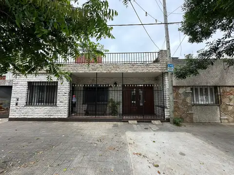 Venta casa tres dormitorios con pileta barrio Industrial ,Rosario