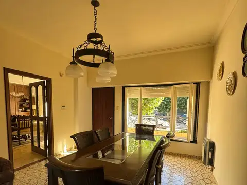 Casa amplia sobre calle 29 e/ 12 y 13