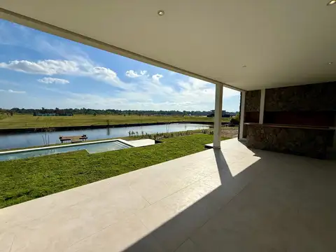 Casa en Alquiler con 5 cocheras