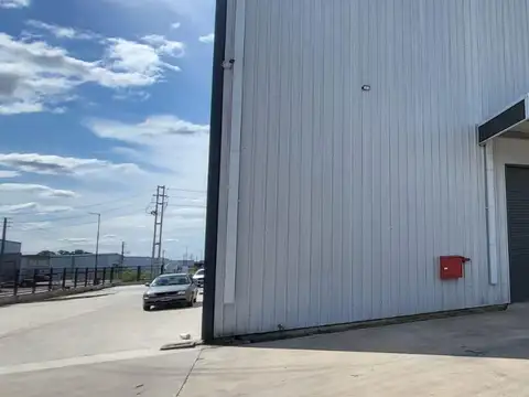 Depósito de 1000 m2 en alquiler con oficinas Polo industrial Ezeiza seguridad 24hs