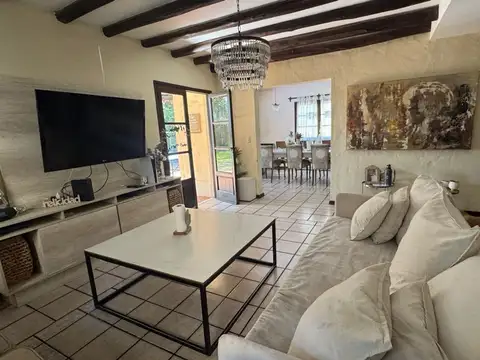 Casa 7 ambientes con 2 baños