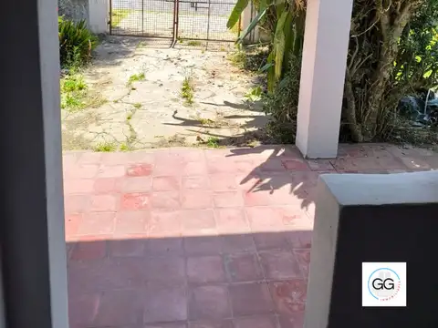 Alquila Casa 2 Ambientes C/ent Auto y Fondo libre.(Villa España) Berazategui .