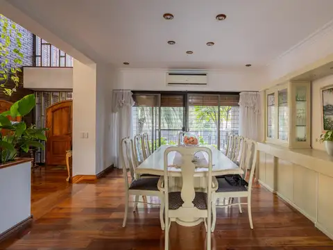 Casa 7 Ambientes con Dependencia, en Venta en Barrio Alemán - Martínez